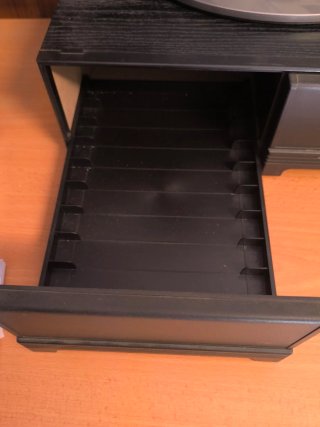 Elevador monitor con cajón negro