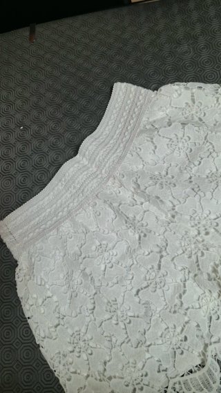 Pantaloncini in pizzo bianco