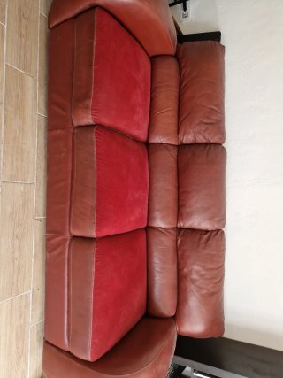 Sofa rojo de ante y piel de 3 plazas