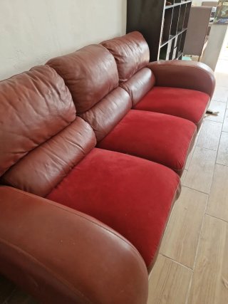 Sofa rojo de ante y piel de 3 plazas