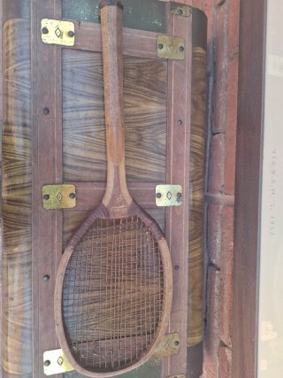 Raqueta de tenis antigua de madera