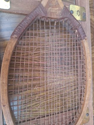 Raqueta de tenis antigua de madera