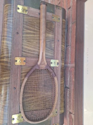 Raqueta de tenis antigua de madera
