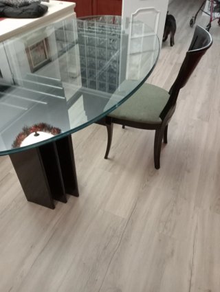 Mesa de comedor de cristal y madera