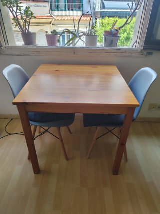 Mesa de comedor pequeña madera sin sillas