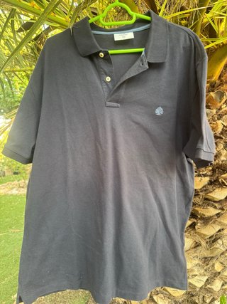 Polo azul con logo de árbol