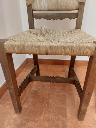 2 Sillas altas antiguas madera maciza y mimbre