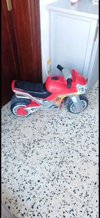 Moto infantil roja y gris