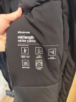 Abrigo negro impermeable