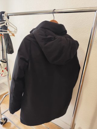 Abrigo negro impermeable