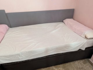 Cama y somier de tela y madera