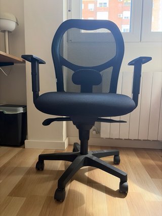 Silla de oficina ergonómica negra