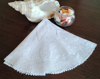 Tapete de ganchillo blanco con diseño floral