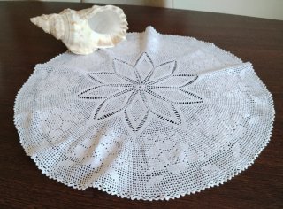 Tapete de ganchillo blanco con diseño floral