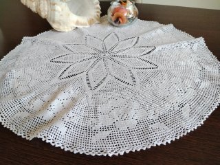 Tapete de ganchillo blanco con diseño floral