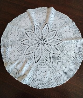 Tapete de ganchillo blanco con diseño floral