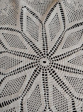 Tapete de ganchillo blanco con diseño floral