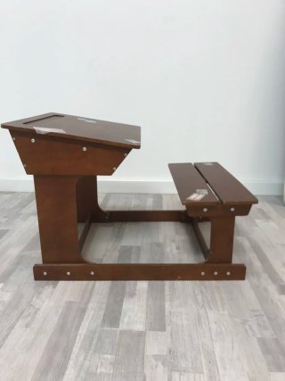 Pupitre de madera con asiento