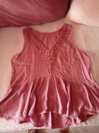 Blusa rosa con encaje y volantes