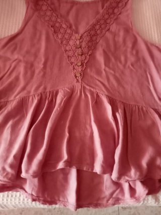 Blusa rosa con encaje y volantes