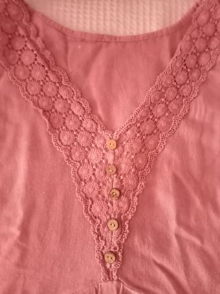 Blusa rosa con encaje y volantes