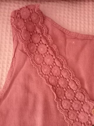 Blusa rosa con encaje y volantes
