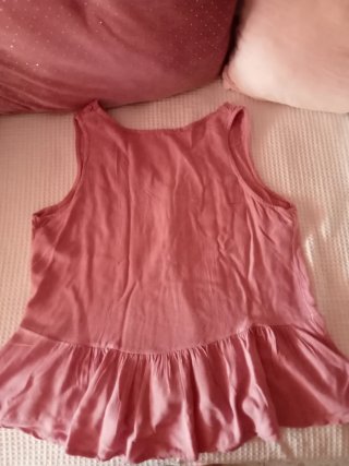 Blusa rosa con encaje y volantes