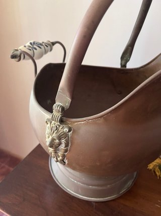 Recipiente antiguo de carbón con león