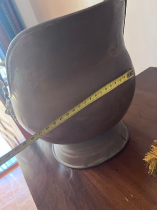 Recipiente antiguo de carbón con león