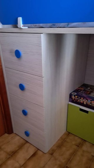 Dormitorio infantil con escritorio y cajonera.
