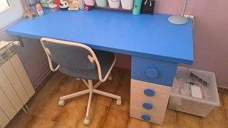 Dormitorio infantil con escritorio y cajonera.