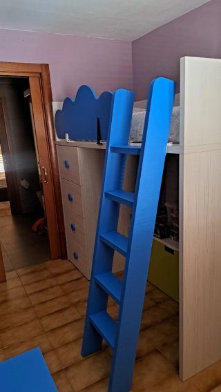 Dormitorio infantil con escritorio y cajonera.