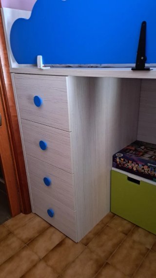 Dormitorio infantil con escritorio y cajonera.