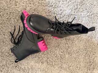 Botas negras con suela rosa veganas