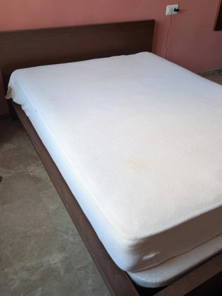 Cama de madera con somier