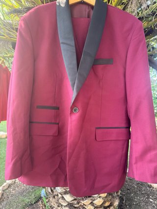 Traje de Hombre Granate con Solapa Negra