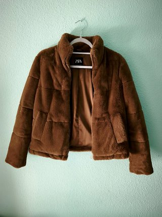 Plumífero/chaqueta acolchada efecto pelo de ZARA.