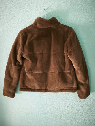 Plumífero/chaqueta acolchada efecto pelo de ZARA.