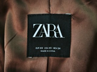 Plumífero/chaqueta acolchada efecto pelo de ZARA.