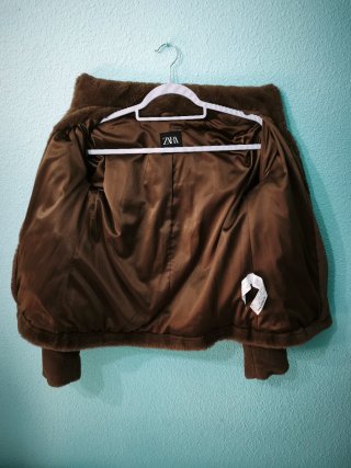 Plumífero/chaqueta acolchada efecto pelo de ZARA.