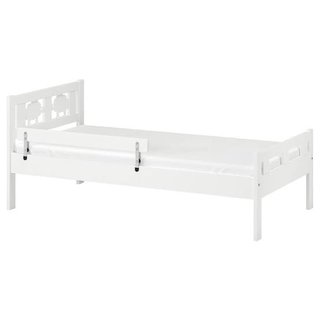 Cama infantil blanca con barrera. Poco uso