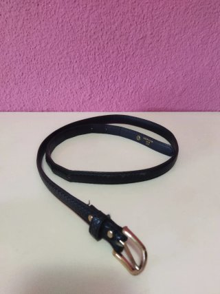 Cinturón negro con hebilla dorada