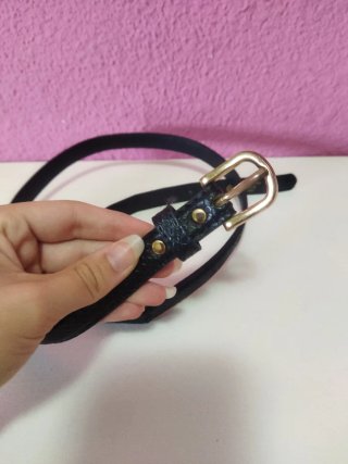 Cinturón negro con hebilla dorada