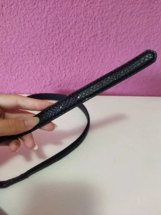 Cinturón negro con hebilla dorada