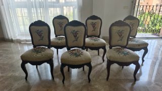 Juego de 6 sillas de comedor tapizadas a mano.