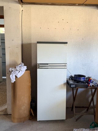 Nevera blanca con congelador superior