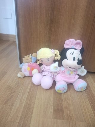 Lote peluches Minnie, muñeca y más