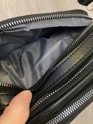 Bolso bandolera negro acolchado con S