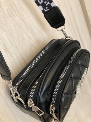 Bolso bandolera negro acolchado con S