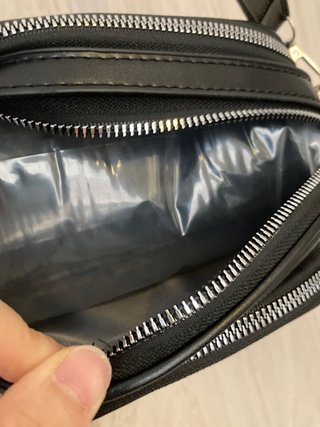Bolso bandolera negro acolchado con S